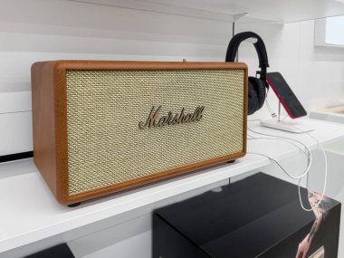 Poznan, Polonya - 20 Eylül 2025: Marshall konuşmacısı, ikonik retro tasarım, beyaz perakende rafında sergileniyor, premium ses kalitesi ve müzik yaşam tarzını ön plana çıkarıyor