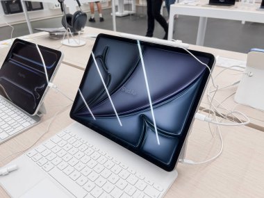 Poznan, Polonya - 20 Eylül 2025: Apple iPad Air ve Pro modelleri, klavye ve kalemlerle birlikte, bir teknoloji mağazasında elden inceleme için
