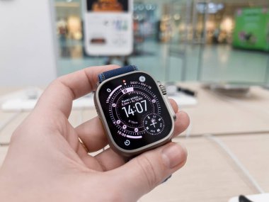 Poznan, Polonya - 20 Eylül 2025: Bir kişinin elinde Apple Watch Ultra 3 'ün yakın çekimi, mevcut zaman, açık hava pusulası ve çeşitli faaliyet verilerine sahip detaylı saat yüzü