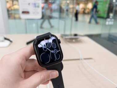 Poznan, Polonya - 20 Eylül 2025: Çağdaş giyilebilir bir cihaz olan Apple Watch 11, yakın plan, canlı beyaz arayüz unsurları ile karanlık ekranını ön plana çıkarıyor, kişisel teknolojisini vurguluyor