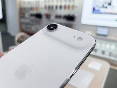 Poznan, Polonya - 20 Eylül 2025: iPhone Air zarif beyaz akıllı telefonu, farklı kamera, flaş ve simgesel Apple sembollerini vurguluyor, yenilikçi tasarım ve kullanıcı deneyimini vurguluyor