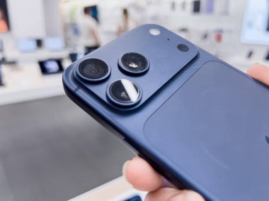 Poznan, Polonya - 20 Eylül 2025: iPhone 17 Pro, yeni bir mavi akıllı telefon modeli, el ele tutuşmuş, yenilikçi üçlü kamera modülünü açıkça gösteriyor