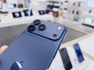Poznan, Polonya - 20 Eylül 2025: Mavi iPhone 17 Pro 'nun detaylı görüntüsü, yenilikçi üçlü lens kamerası, yoğun teknoloji perakendecilerindeki son teknoloji ürünü