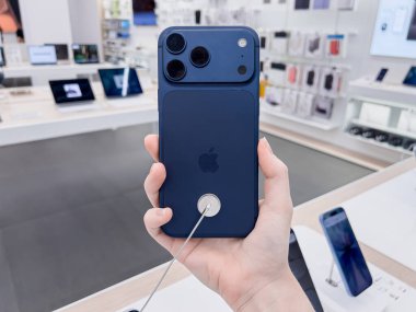 Poznan, Polonya - 20 Eylül 2025: Apple iPhone 17 Pro, koyu mavi, etkileşimi davet ediyor, mobil teknoloji özelliklerini gösteriyor, mağazadaki müşteriler için yenilik