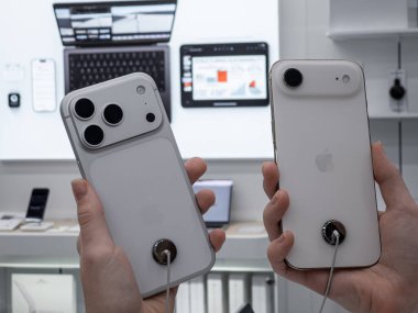 Poznan, Polonya - 20 Eylül 2025: Apple iPhone 17 Pro ve iPhone Air, yenilikçi işlevleri, şık tasarımı ve gelişmiş mobil teknolojiyi ön plana çıkarıyor