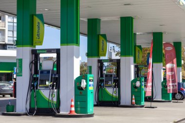 Poznan, Polonya - 20 Eylül 2025: BP markalı bir benzin istasyonunun panoramik görüntüsü, müşterilere nihai yakıt sağlayan birden fazla yeşil ve beyaz yakıt pompaları