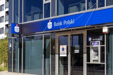 Poznan, Polonya - 20 Eylül 2025: PKO Bank Polski şubesinin dış mimarisi, temel mali hizmetleri sağlayarak çağdaş cam mimarisi ve ulaşılabilir ATM 'sini ön plana çıkarıyor