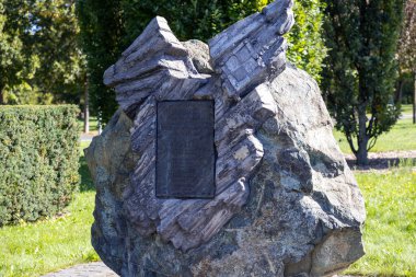 Poznan, Polonya - 20 Eylül 2025: 1952 'de yeşil bir parkta meydana gelen Pe-2 bombardıman uçağı anıtı tarihi havacılık hafızasını koruyan bronz bir plakete sahip.