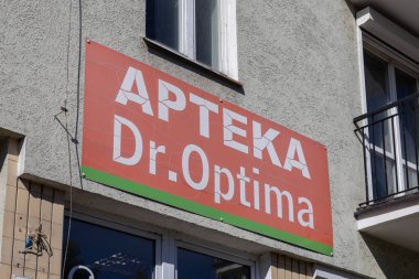 Poznan, Polonya - 20 Eylül 2025: Apteka Dr.Optima 'nın önemli yerel sağlık hizmetleri ve temel ilaç ürünlerini taşıyan kırmızı tabelası