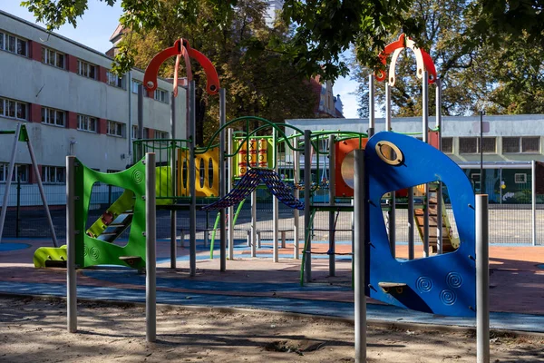 Parlak, güneşli, çocuk dostu çeşitli ekipmanlar, slaytlar, tırmanma yapıları ve güvenlik döşemeleri, aktif oyun ve sağlıklı gelişimi destekleyen boş bir oyun alanı.