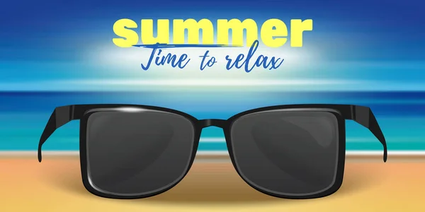 夏季设计与太阳镜 夏天的时候放松 太阳镜在沙滩上的海洋或海洋背景 矢量插图 — 图库矢量图片