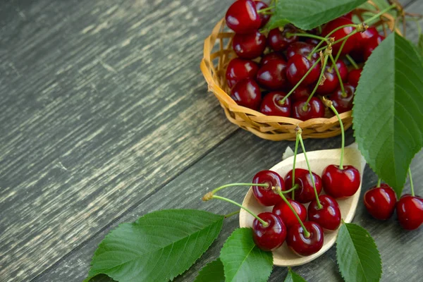     .    Bahar çilek bahçemizde.