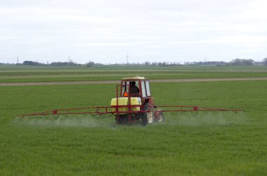        Tarım makineleri bir bahar alan üzerinde çalışır.  