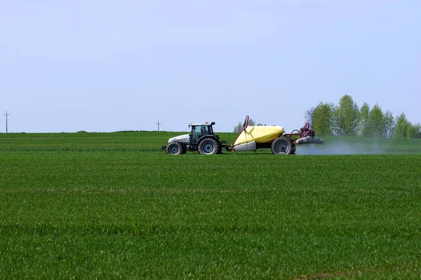 Jordbruks Maskineri Fungerar Ett Våren Fält — Stockfoto