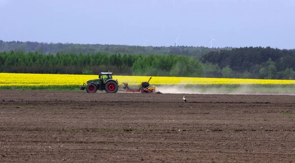Jordbruks Maskineri Fungerar Ett Våren Fält — Stockfoto