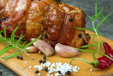 Ev yapımı kokulu jambon Yönetim Kurulu.