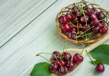 Bahar çilek kendi bahçesinden.