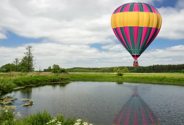 Ballong Över Sjön Med Reflektion — Stockfoto