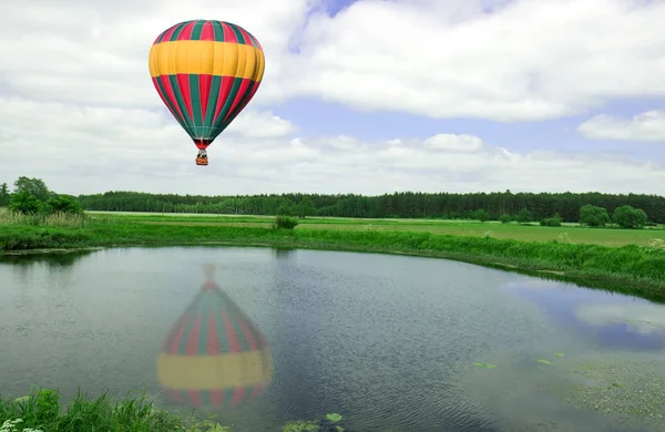 Balão Sobre Lago Com Reflexão — Fotografia de Stock