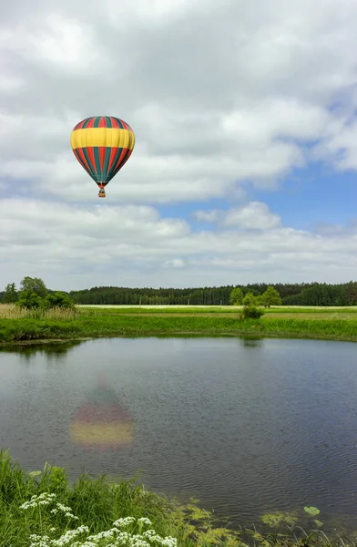 Balónek Nad Jezerem Odrazem — Stock fotografie