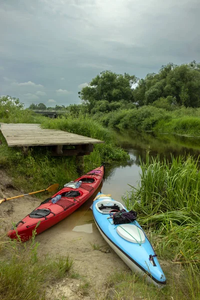 Barche Parcheggiate Sul Fiume Foto Stock