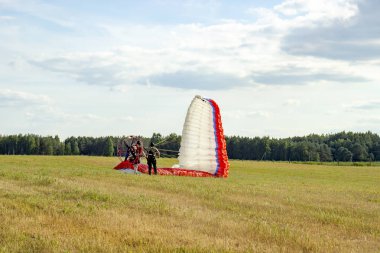 Moto yamaç paraşütü yerde ve havada.