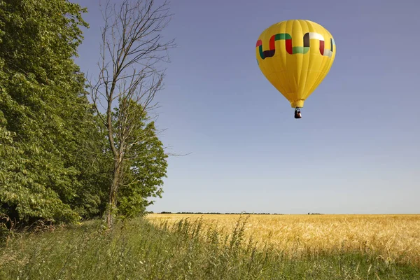 Balão Colorido Voa Sobre Campos — Fotografia de Stock