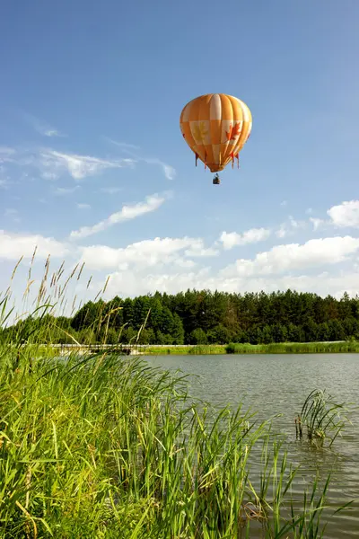 Balon Gölün Üzerinde Uçuyor — Stok fotoğraf