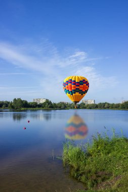 Yansıma ile göl üzerinde Balon.