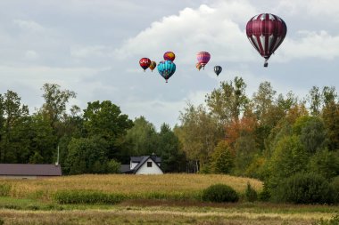 Romantik balon uçuşları yerden yüksek.
