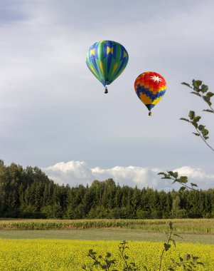 Romantik balon uçuşları yerden yüksek.