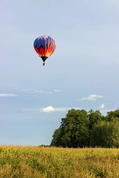 Ρομαντικές Πτήσεις Αερόστατο Ψηλά Πάνω Από Έδαφος — Φωτογραφία Αρχείου