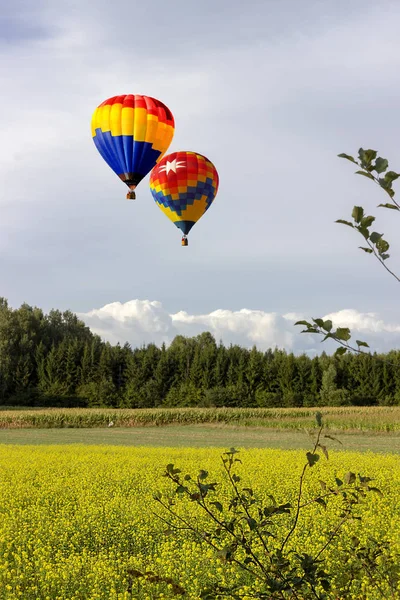 Romantiska Ballongflygningar Högt Över Marken — Stockfoto