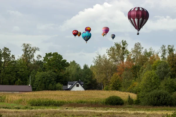 Romantyczne Loty Balonem Wysoko Nad Ziemią — Zdjęcie stockowe