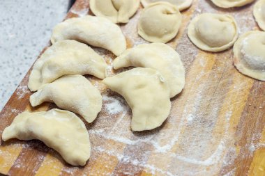 Mutfakta evde pişirilen etli köfte.