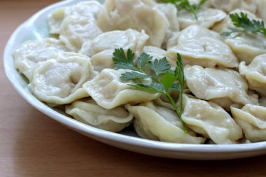 Mutfakta evde pişirilen etli köfte.