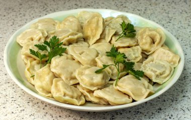 Mutfakta evde pişirilen etli köfte.