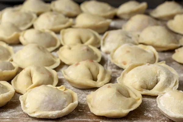 Mutfakta evde pişirilen etli köfte.