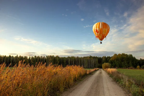 Balon Lecący Wysoko Nad Polami — Zdjęcie stockowe