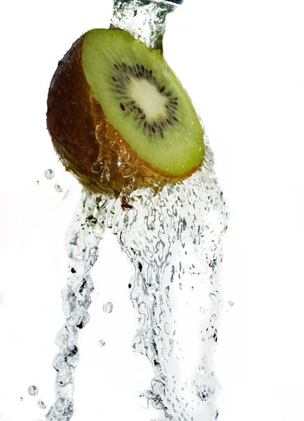 Respingo de água no quivi isolado no branco — Fotografia de Stock