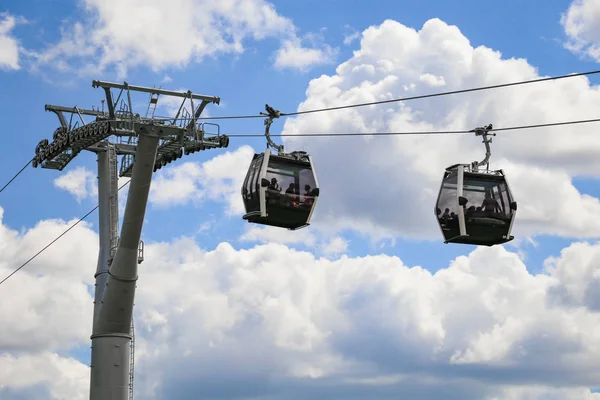 A cablaway két kábel autó egy részben felhős kék ég — Stock Fotó