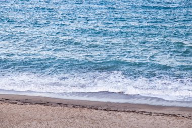 Su dalgaları yukarıdan sahilde
