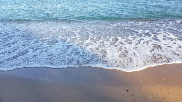 Водные волны на пляже сверху — стоковое фото
