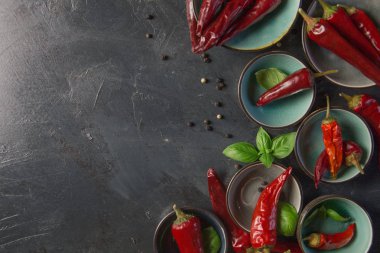 biber fesleğen ve karabiber kase rustik bir yüzeyi ile,