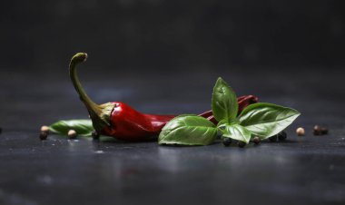 Köy yüzeyinde fesleğen ve biberli kırmızı biber.