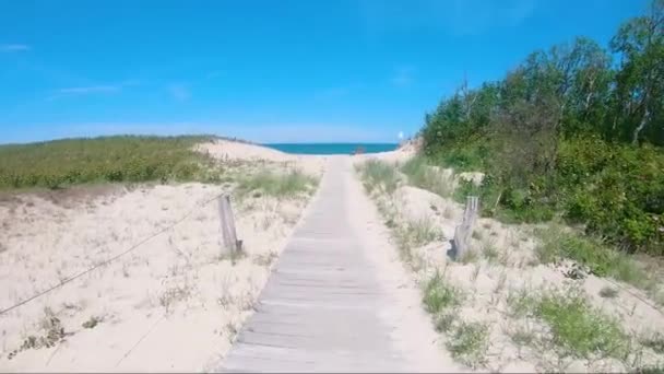 Camera beweging over Holzweg, Duin in de Oostzee, gras Duin strand-uitzicht op het meer — Stockvideo