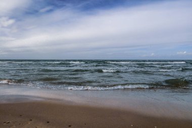 Su dalgaları yukarıdan sahilde