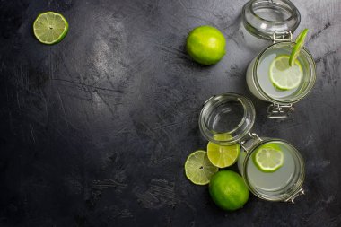 Koyu taşın üstünde limon suyu.