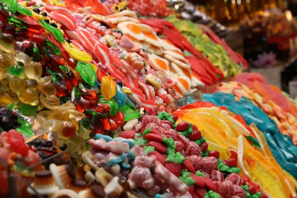 Verschiedene bonbons auf einem markt, barcelona, spanien. — Stockfoto