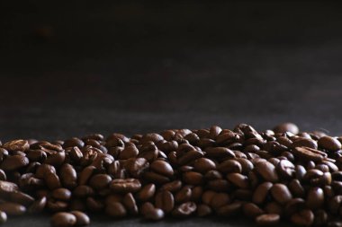 Kahve çekirdekleri koyu toprakla kaplanır.